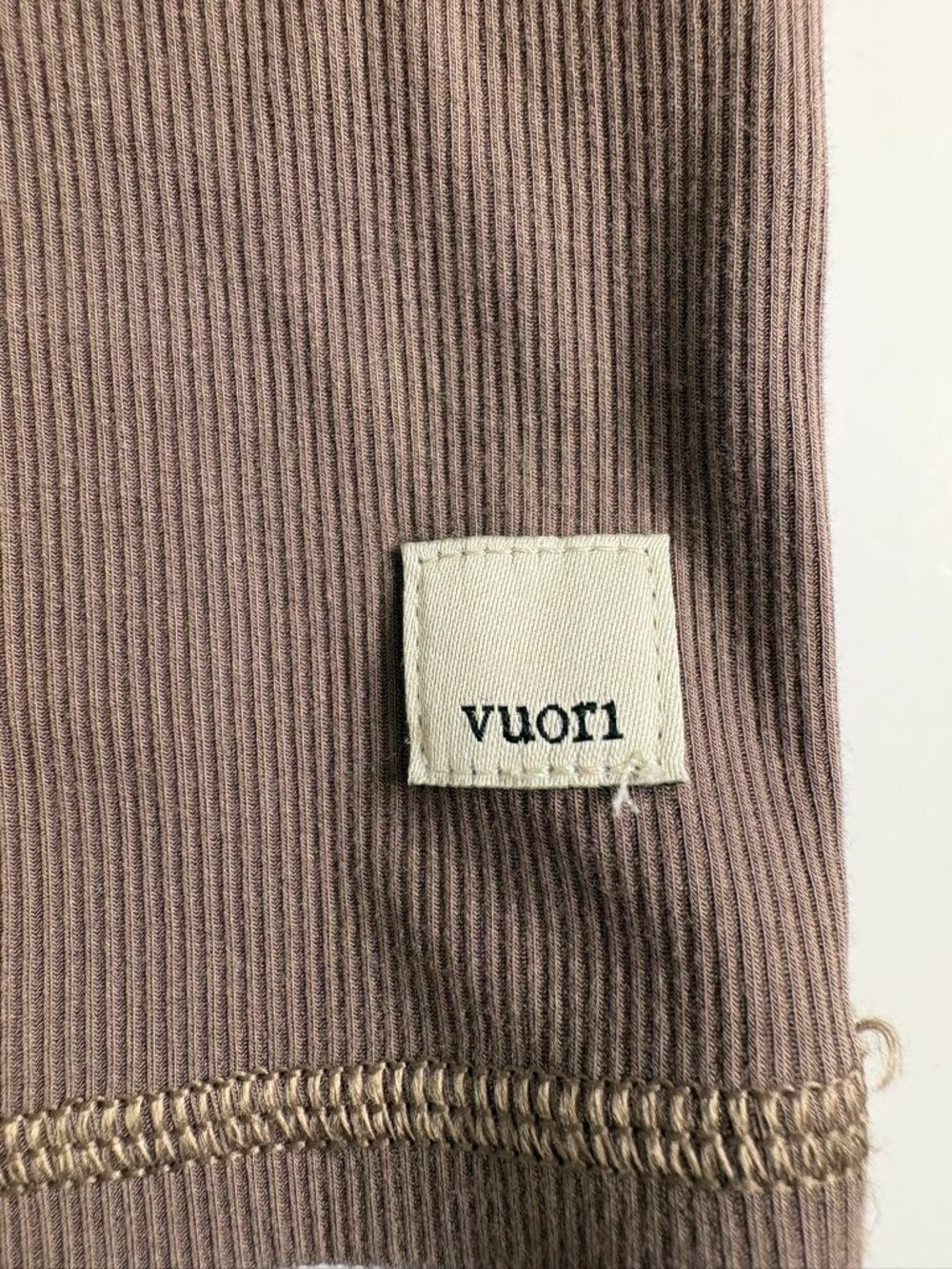 Vuori Pose Fitted Tee – Smokey Taupe – Large – Soft Stretch Performance - Picture 5 of 9